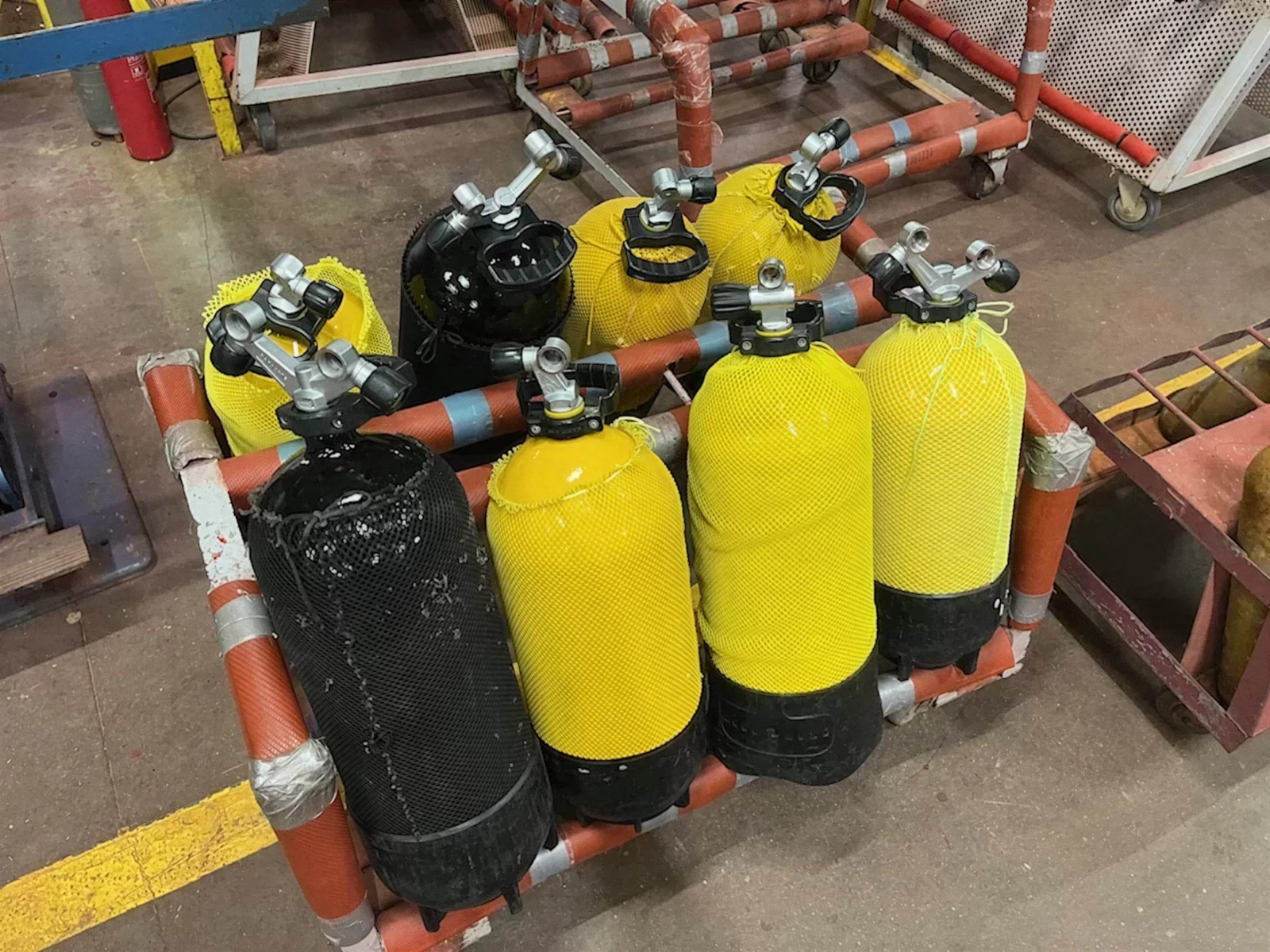 Bouteilles composites d'appareils respiratoires isolants sur un chariot de l'atelier