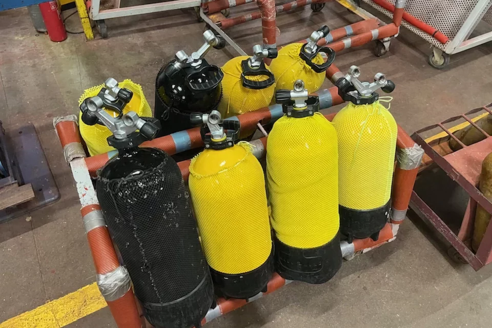 Bouteilles composites d'appareils respiratoires isolants sur un chariot de l'atelier