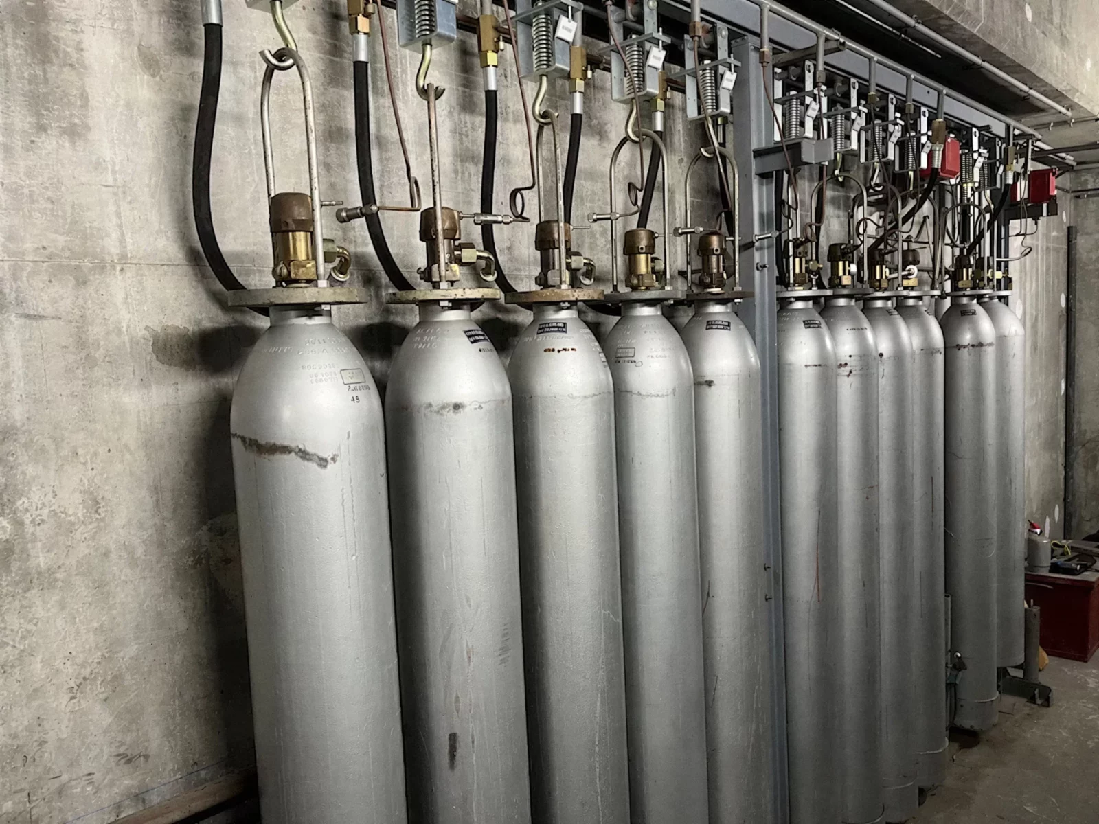 Batterie de bouteilles CO2 d'une installation fixe d'extinction dans un local technique