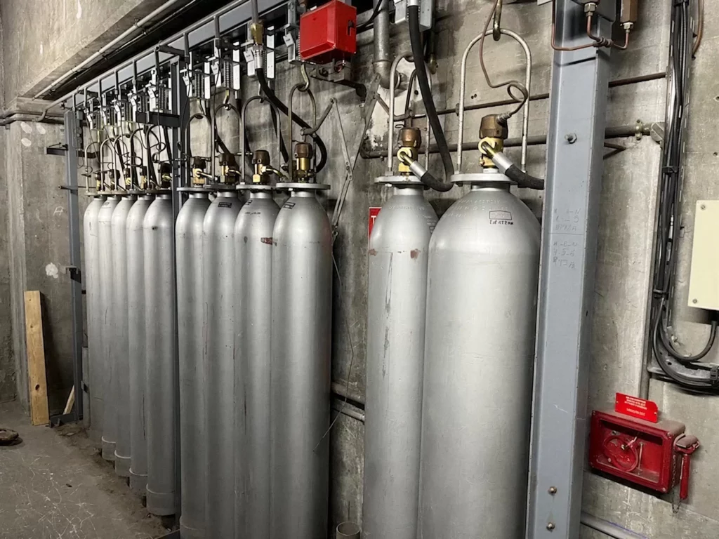 Bouteilles CO2 d'une installation fixe raccordées à leur collecteur, chez un client